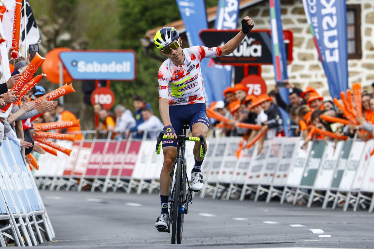 Louis Meintjes vince la quarta tappa de l'Itzulia Basque Country - credit Sprint Cycling Agency