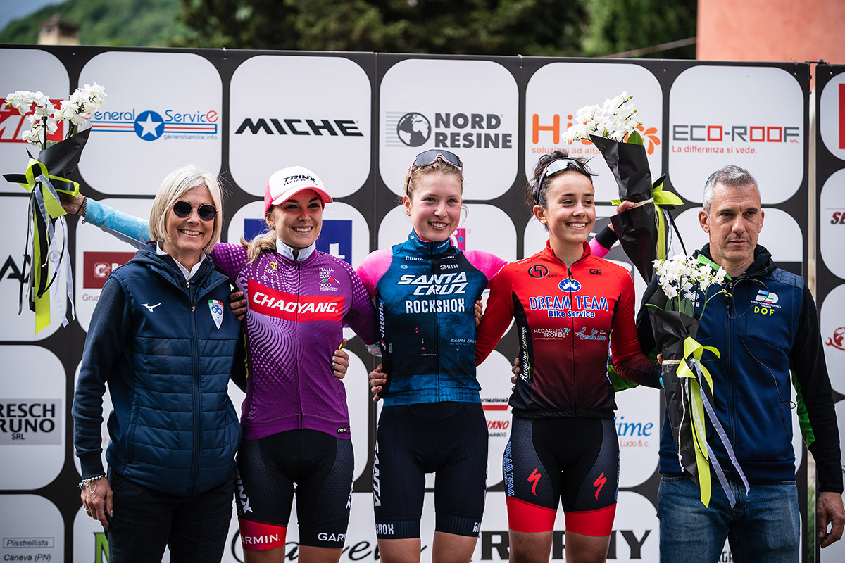 Nicole Pesse, sul podio di Stevenà di Caneva con la maglia di leader di Italia Bike Cup - credit Alessio Pederiva