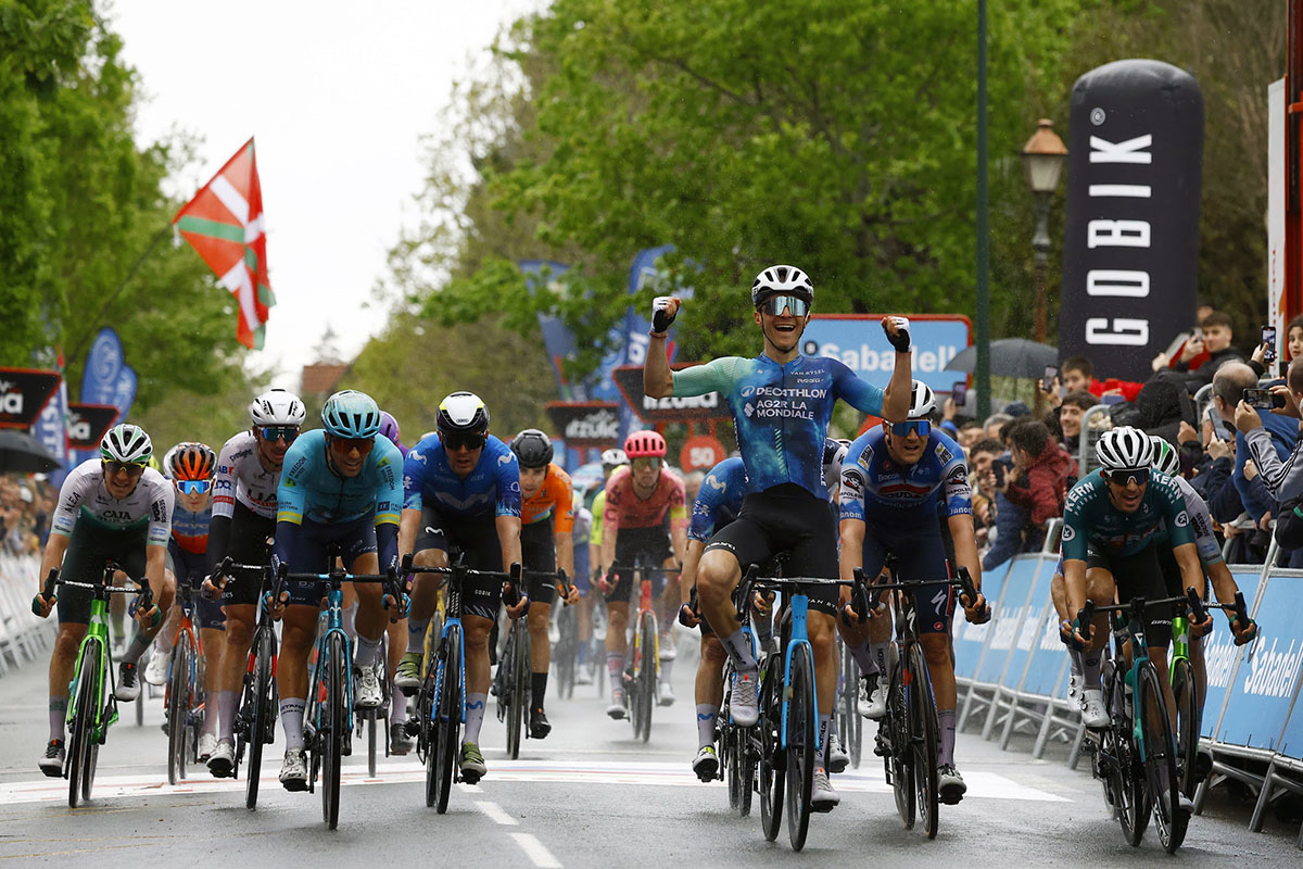 Paul Lapeira precede Samuele Battistella nella seconda tappa dell'Itzulia Basque Country - credit Sprint Cycling Agency