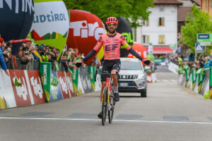 Simon Carr vince la quarta tappa del Tour of the Alps 2024 - credit Josef Vaishar
