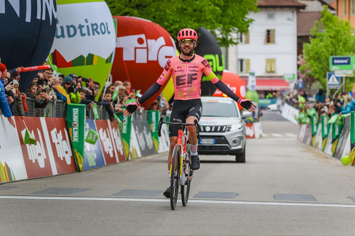 Simon Carr vince la quarta tappa del Tour of the Alps 2024 - credit Josef Vaishar