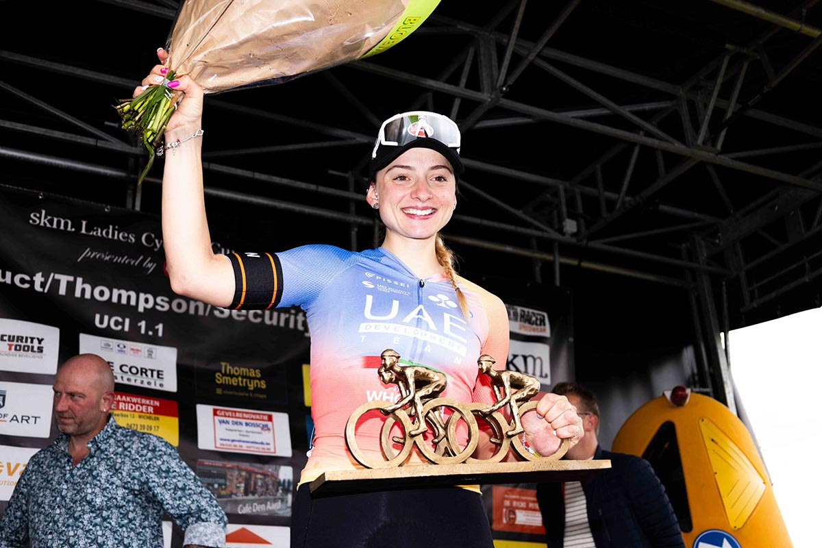 Chiara Consonni sul podio del GP Eco-Struct