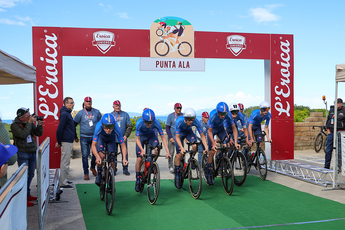 Gli azzurri al via della cronosquadre dell'Eroica Juniores, prova di Nation's Cup - foto Rubino