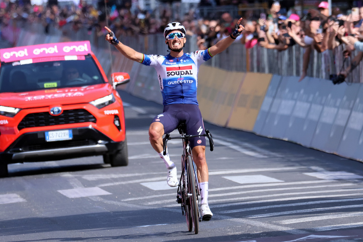 Julian Alaphilippe vince a Fano la 12° tappa del Giro d'Italia - credit Photobicicailotto