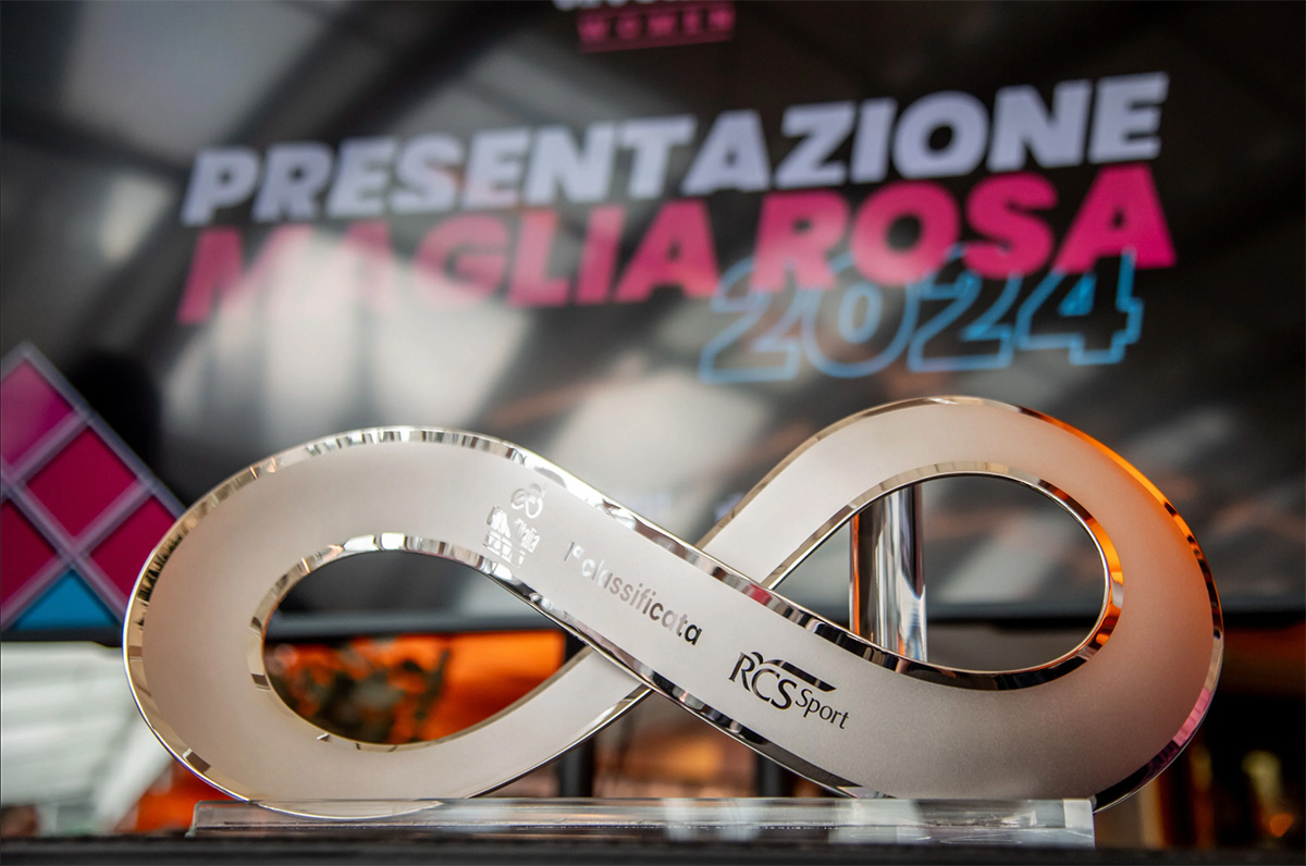 Il trofeo del Giro d'Italia Women 2024 - credit Dario Berlingheri