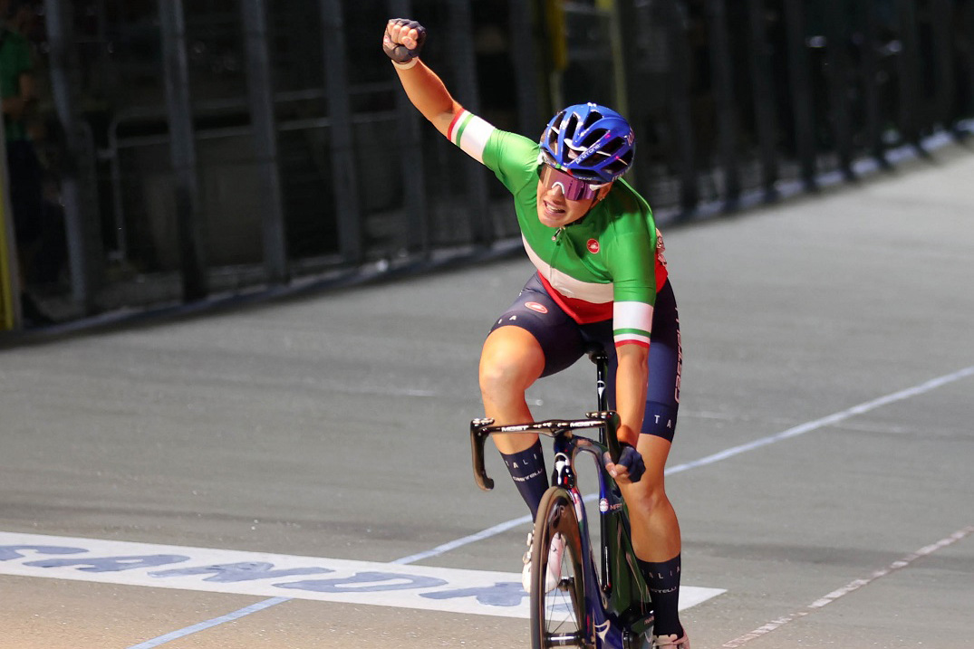 Esultanza Silvia Zanardi, vincitrice dell'eliminazione alla 6 giorni delle rose 2024