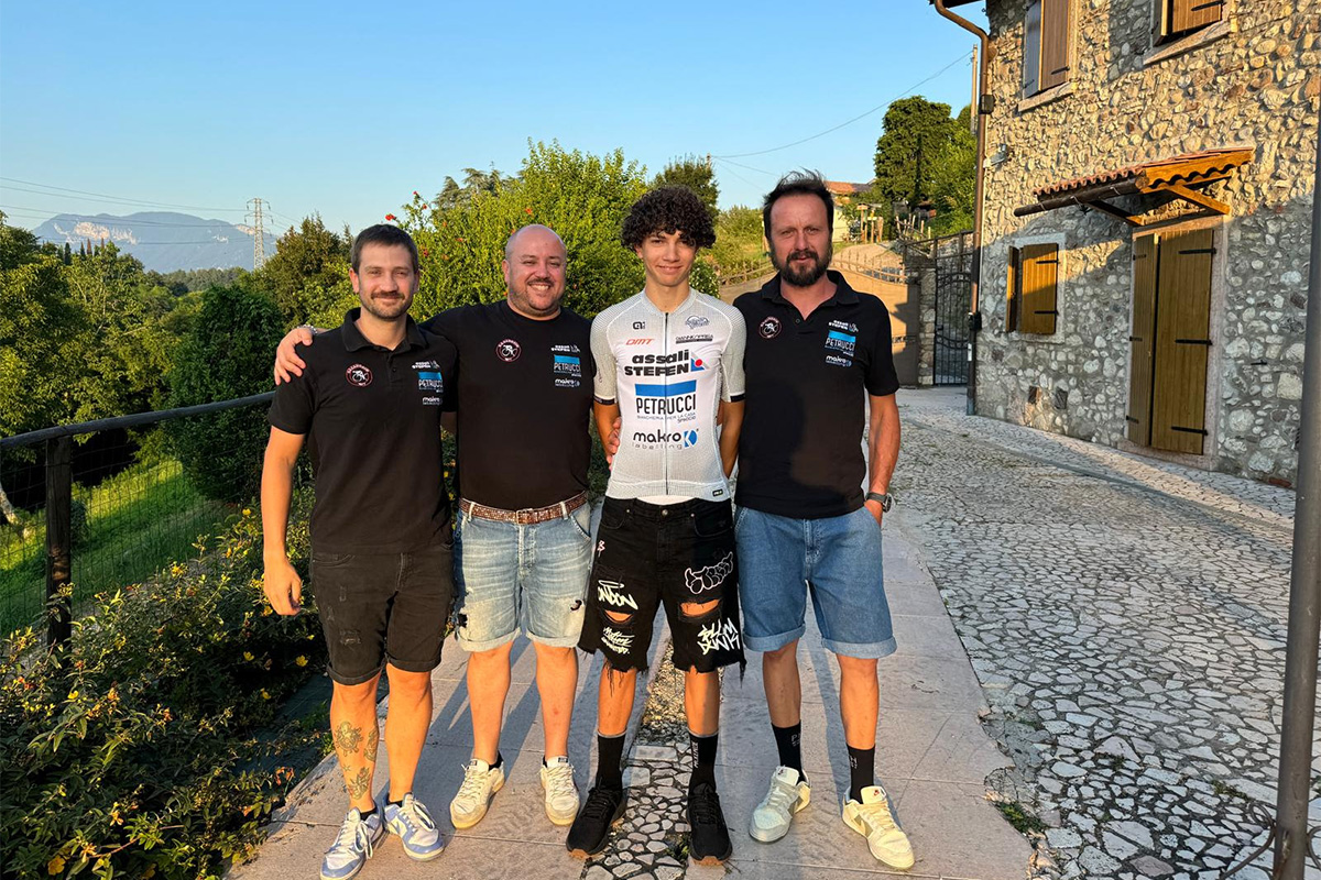 Il DS Manzotti, il presidente Alberto Murari ,Patrik Pezzo Rosola e il team manager Marcello Girelli ella Petrucci Assali Stefen Makro
