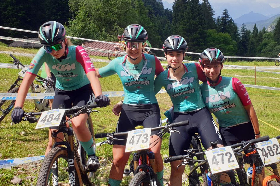 Le allieve della Ktm Academy Le Marmotte con Matilde Vecchiarelli ed Elisa Zipoli che si sono laureate campionesse lombarde