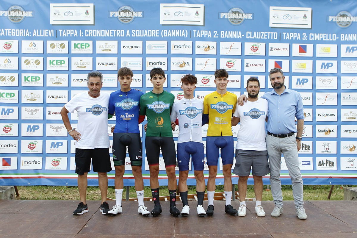 Le maglie della 3 giorni fiumane dopo la cronosquadre di Bannia vinta dalla Borgo Molino Vigna Fiorita - credit Photors.it