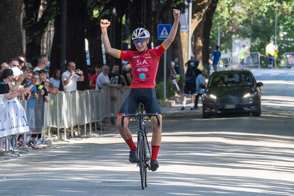 Lorenzo Gabellini (Velo Club Cattolica) vince a Tolentino - credit Luigi Cecchini
