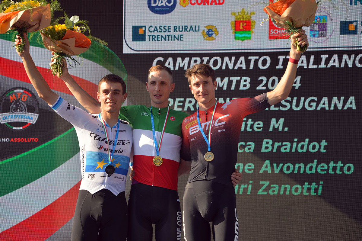 Luca Braidot sul gradino più alto del podio del Campionato italiano mtb
