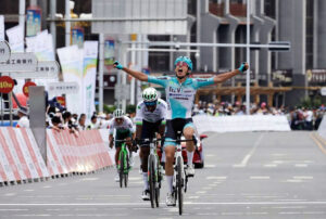 Manuele Tarozzi si aggiudica la terza frazione del Tour of Qinghai Lake - credit Sprint Cycling Agency