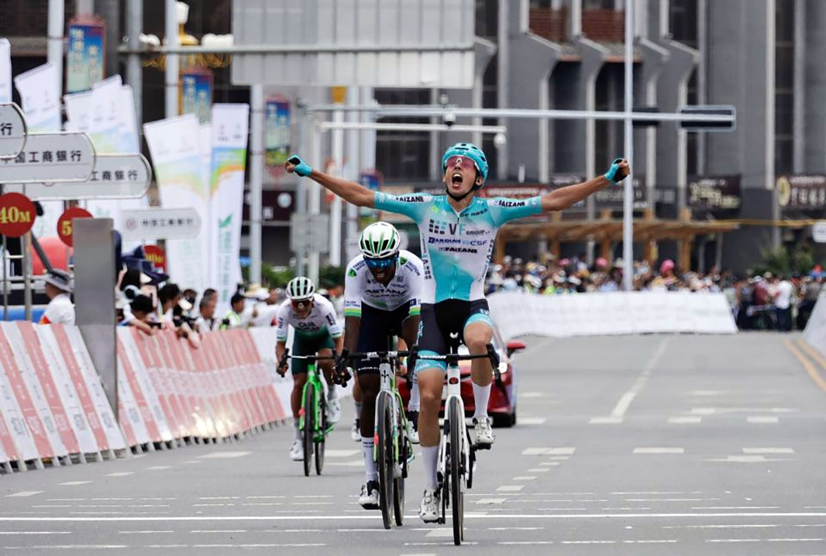 Manuele Tarozzi si aggiudica la terza frazione del Tour of Qinghai Lake - credit Sprint Cycling Agency
