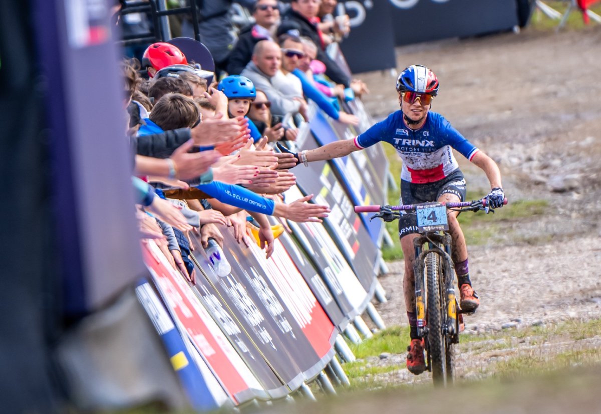 Olivia Onesti festeggiata al traguardo di Les Gets - credit Maxime Schmid
