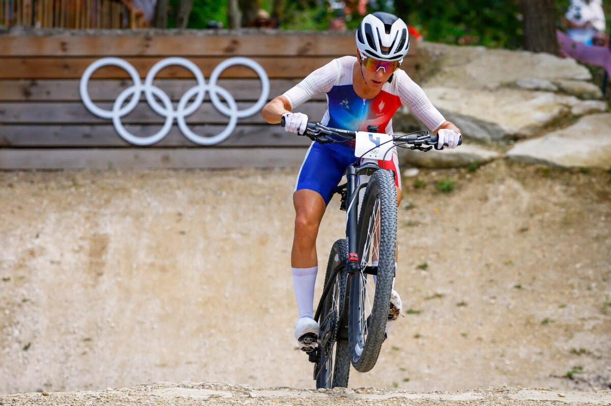 Pauline Ferrand-Prevot vince l'Olimpiade MTB a Parigi 2024 (foto Cor Vos)