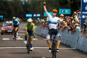 Il campione europeo degli U23 Henrik Pedersen vince la prima tappa in linea del Tour de l'Avenir