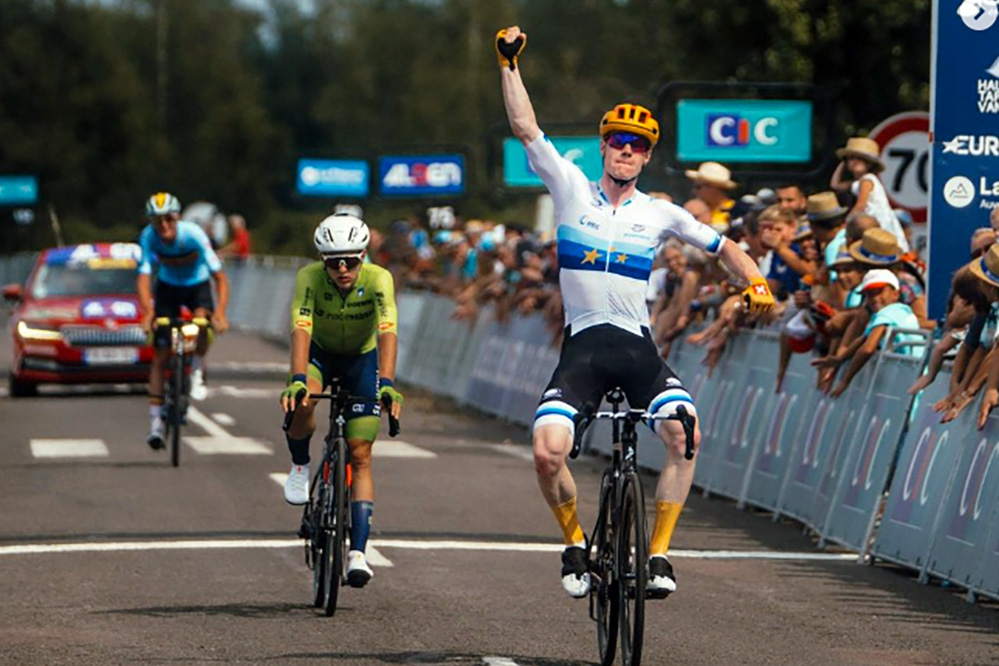 Il campione europeo degli U23 Henrik Pedersen vince la prima tappa in linea del Tour de l'Avenir
