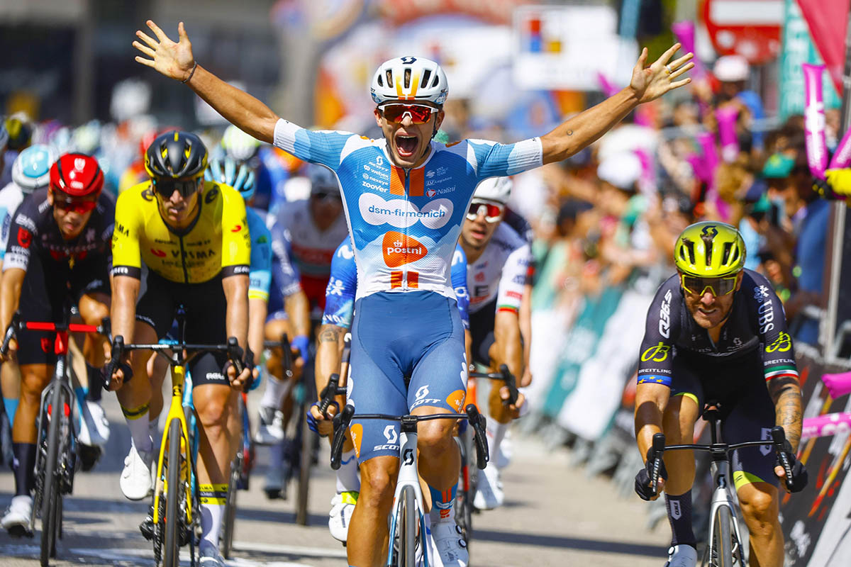 Il ceco Pavel Bittner anticipa Giacomo Nizzolo nella prima tappa della Vuelta a Burgos. - credit Rafa Gomez/SCA/Cor Vos