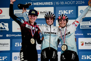 Olivia Onesti e Nicole Pesse (Trinx Factory Team) sul podio delle U23 della tappa di Les Menuires della French Cup - credit Noam Meresse