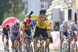 La prima volata del Tour de Pologne premia Olav Kooji