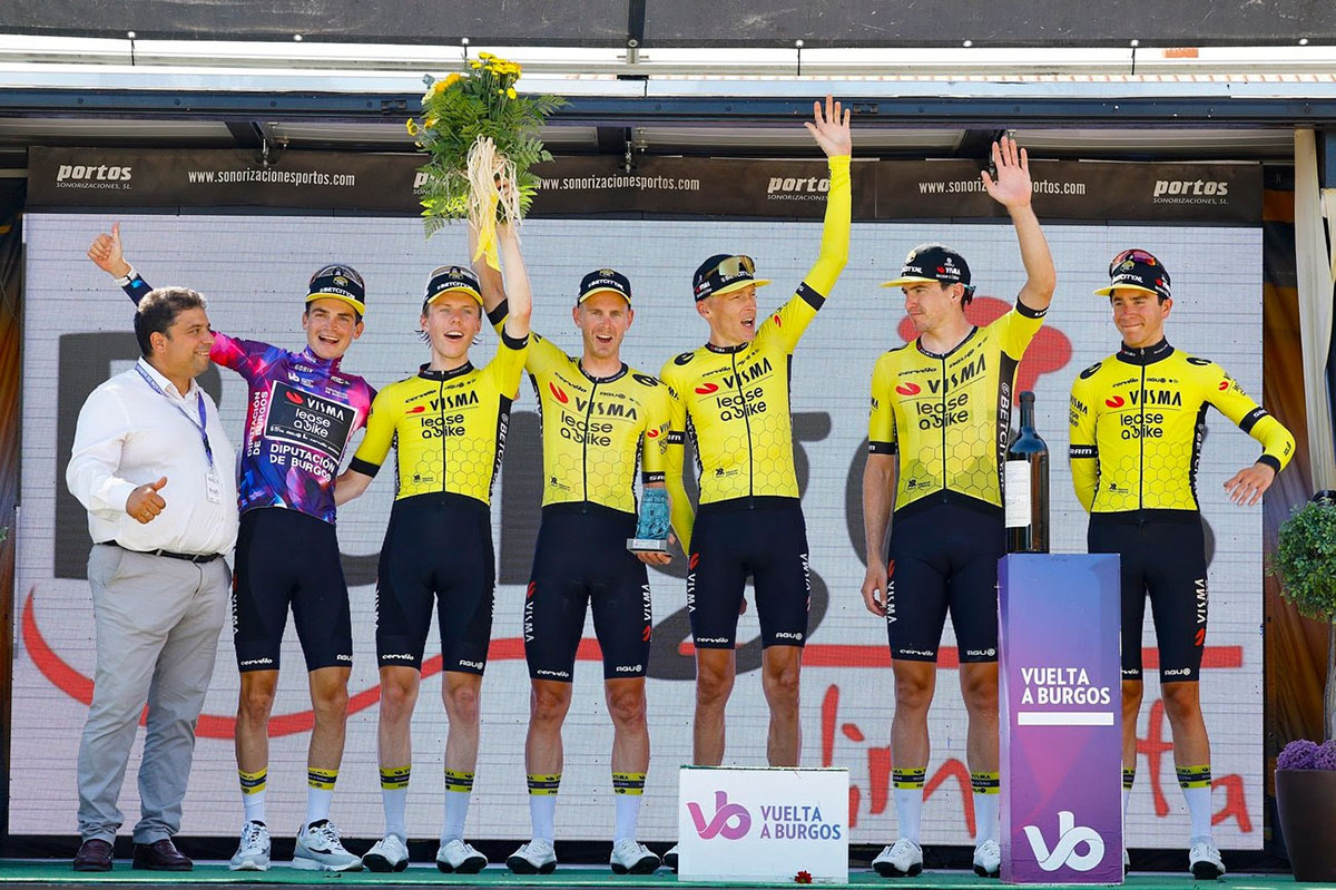Sepp Kuss celebra con i compagni di squadra il successo nella Vuelta a Burgos - credit Cor Vos