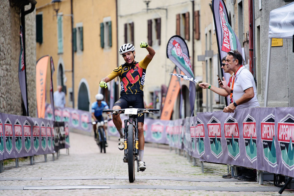 Federico Mandelli vince a Fiiumalbo la terza tappa di Appenninica Mtb Stage Race - credit The Outdoor Lab