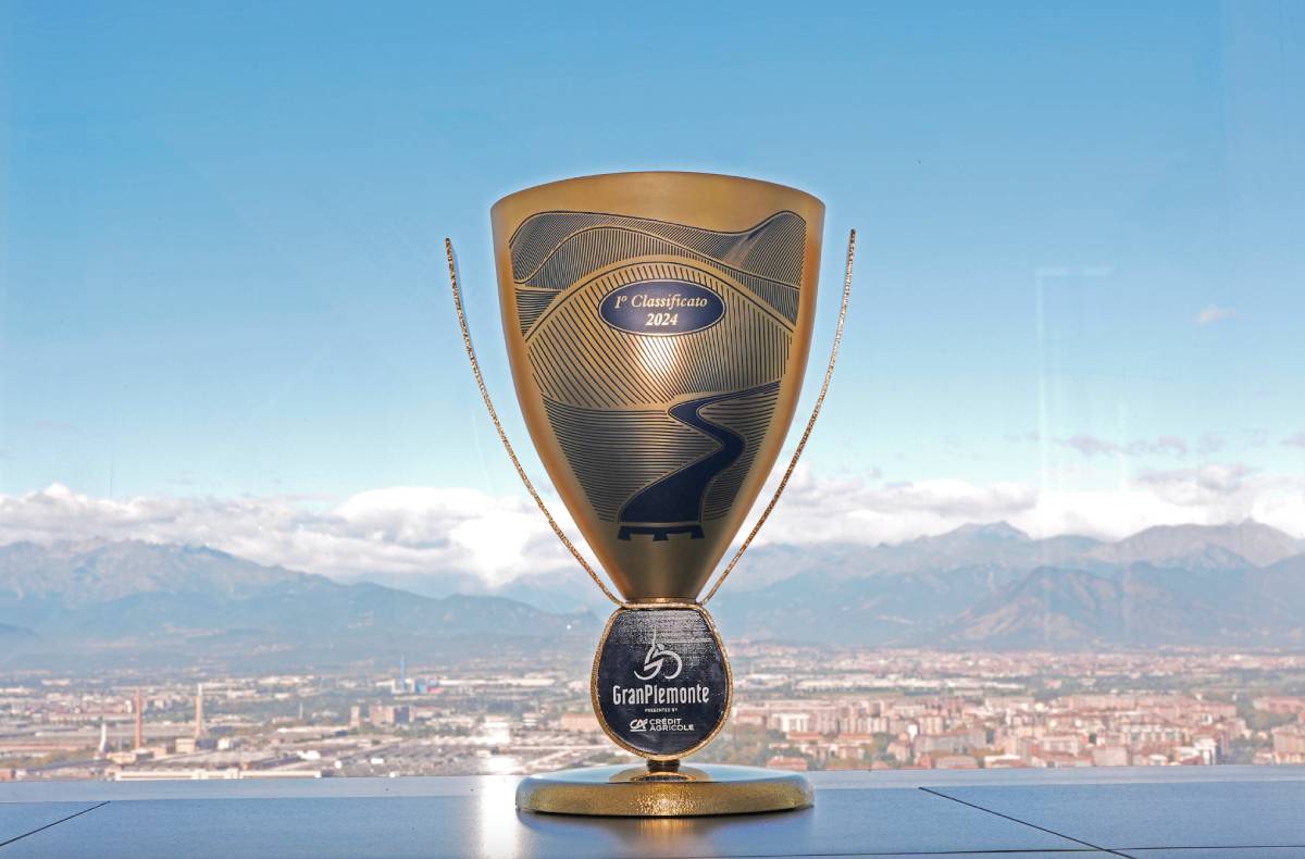 Il trofeo riservato al vincitore del GranPiemonte - credit LaPresse