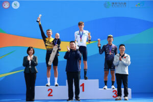 Lorenzo Nespoli sul podio della tappa del Tour of Ya'An