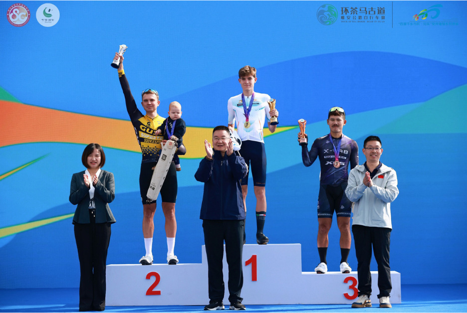 Lorenzo Nespoli sul podio della tappa del Tour of Ya'An