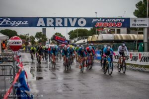 Una delle partenze del Gp Internazionale Città di Jesolo nel 2022, disputatosi sotto la pioggia - credit Alessandro Billiani