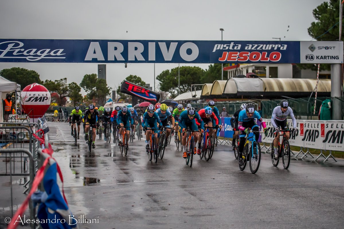 Una delle partenze del Gp Internazionale Città di Jesolo nel 2022, disputatosi sotto la pioggia - credit Alessandro Billiani