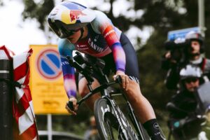 Zoe Bäckstedt claims victory in Stage 1 of the Simac Ladies Tour - credit ©brazodehierro