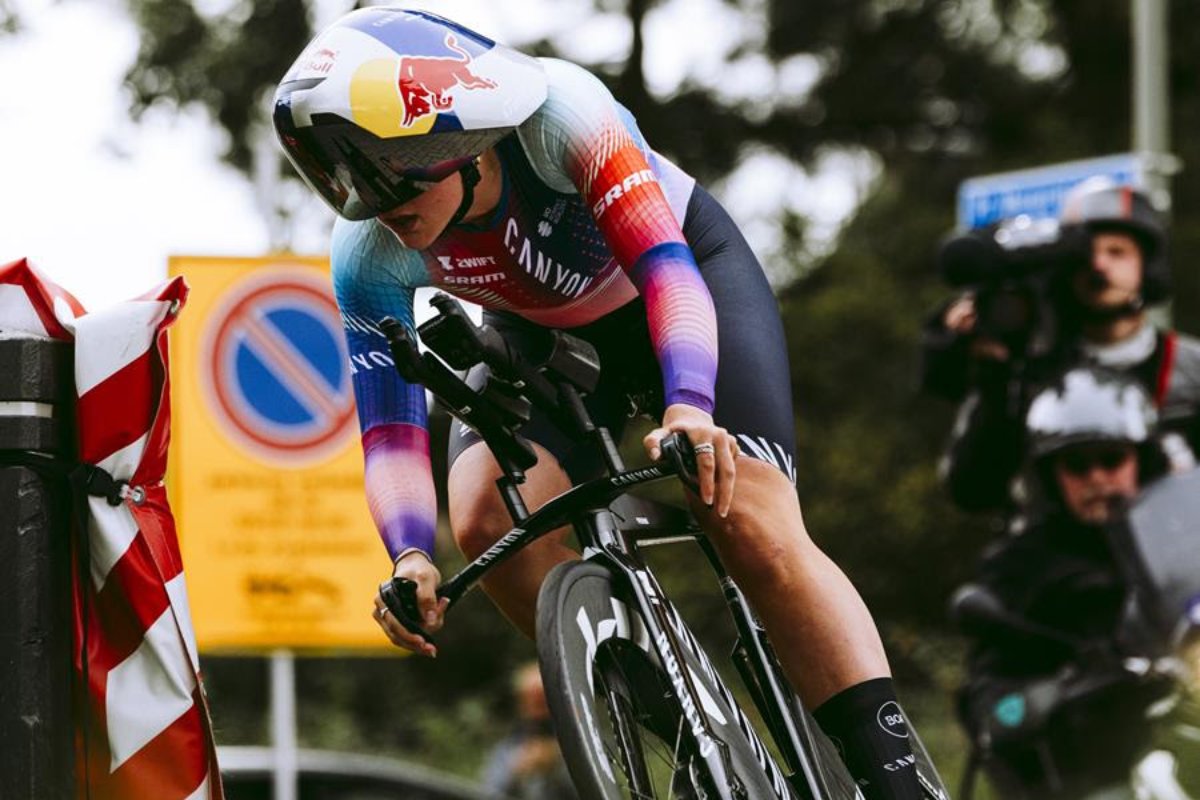 Zoe Bäckstedt claims victory in Stage 1 of the Simac Ladies Tour - credit ©brazodehierro