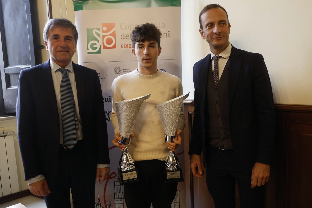 Davide De Pretto con i premi della Coppa Italia delle Regioni 2024