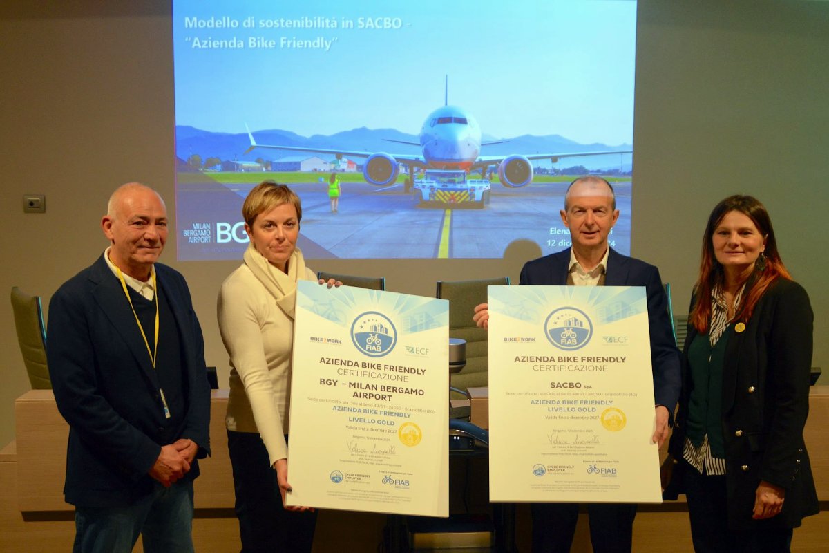 FIAB consegna a SACBO e al Milan Bergamo Airport la certificazione Bike Friendly Gold