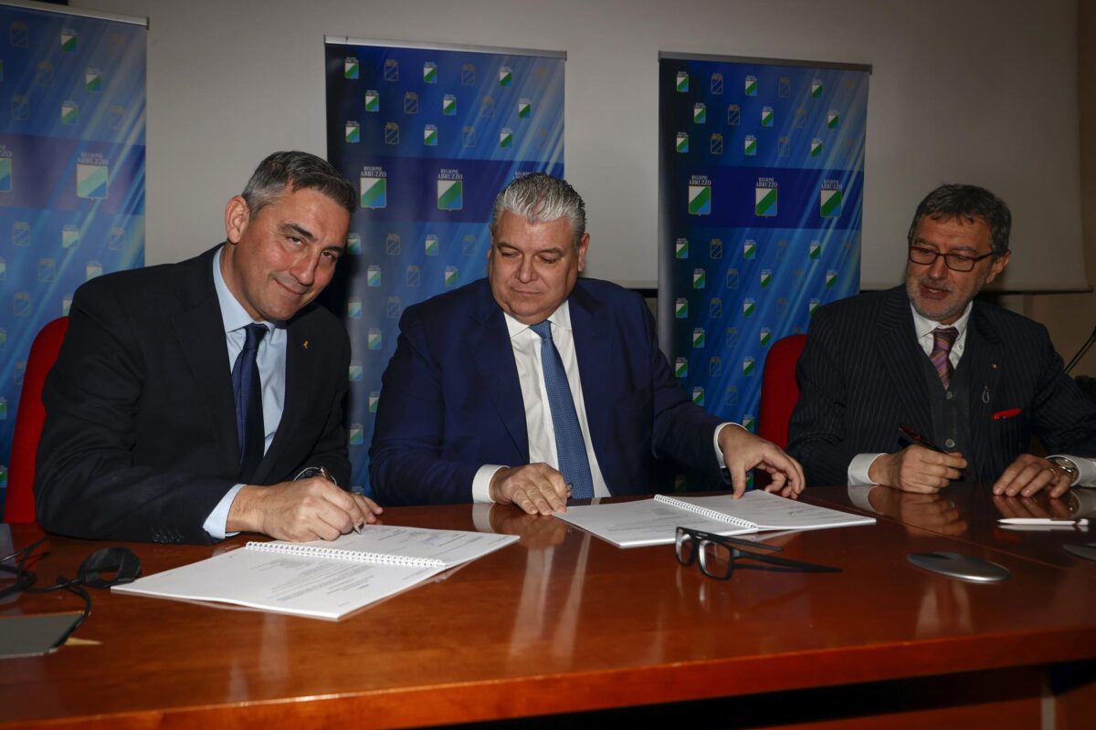 L'assessore Regionale al Bilancio e allo Sport Mario Quaglieri, il Presidente della UEC Enrico Della Casa e il Presidente della Regione Abruzzo Marco Marsilio - Credits- UEC