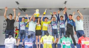 Il gruppo Junior festeggia la vittoria al Friuli di Takàcs Zsombor,