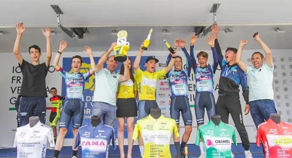 Il gruppo Junior festeggia la vittoria al Friuli di Takàcs Zsombor,