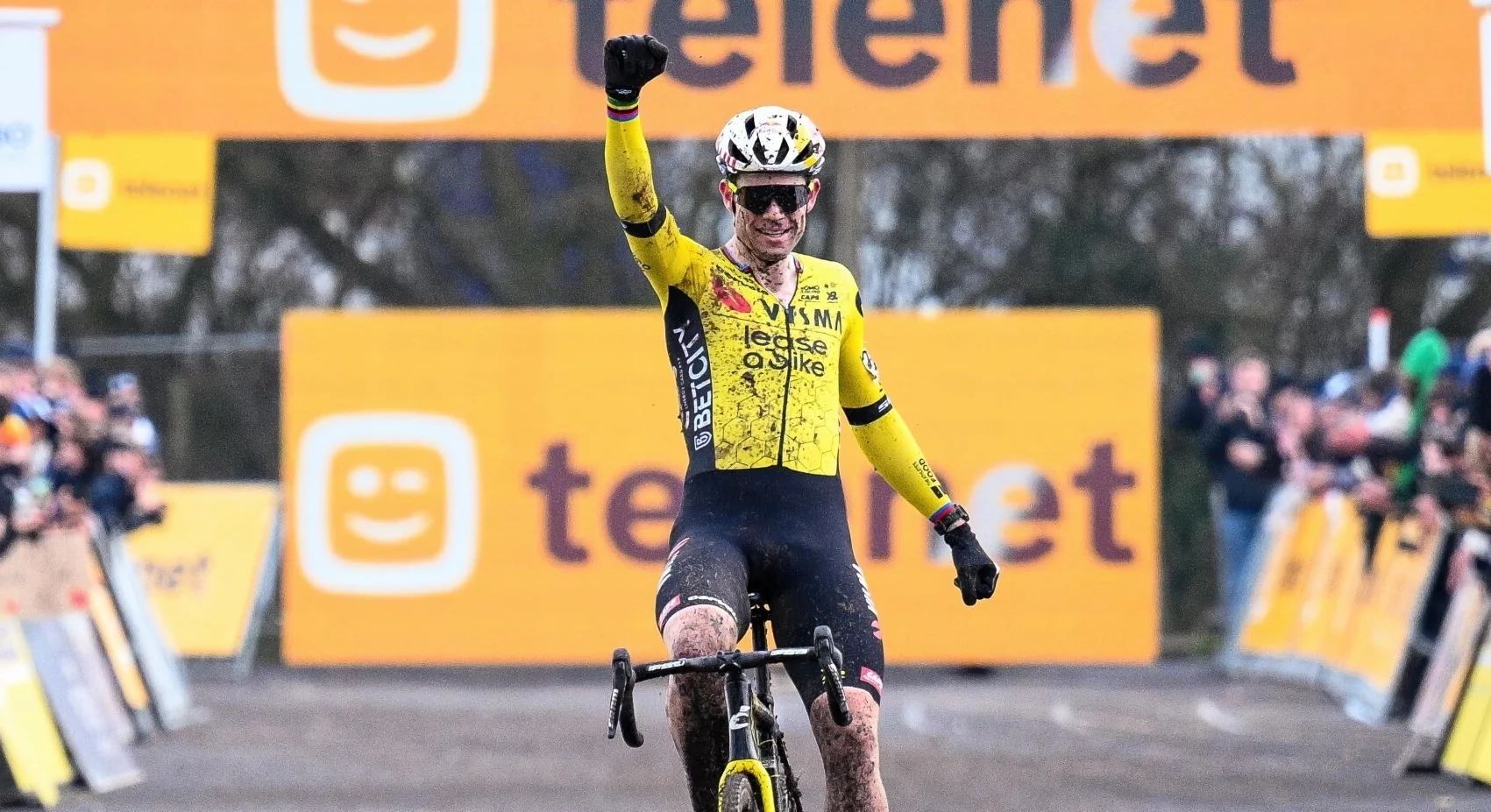 Wout Van Aert centra la prima vittoria a Gullegem