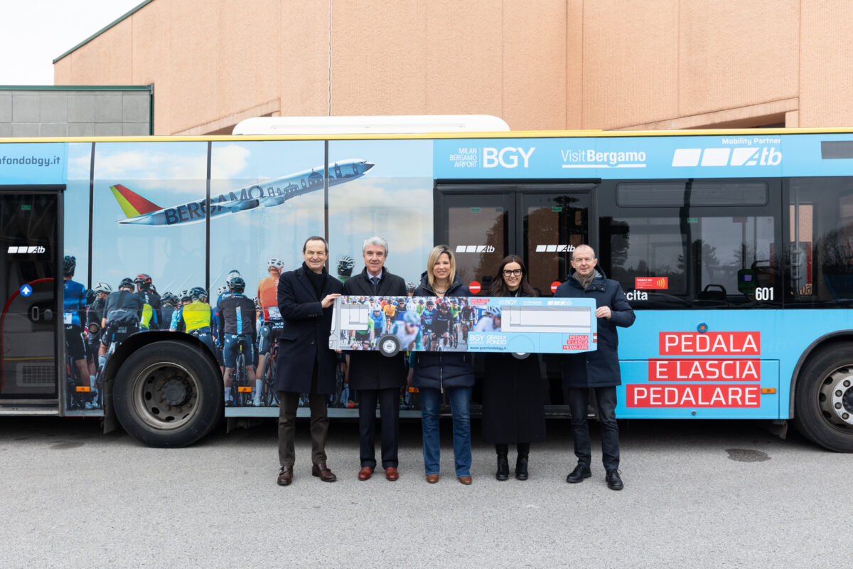 Un bus personalizzato per promuovere la BGY Airport Granfondo
