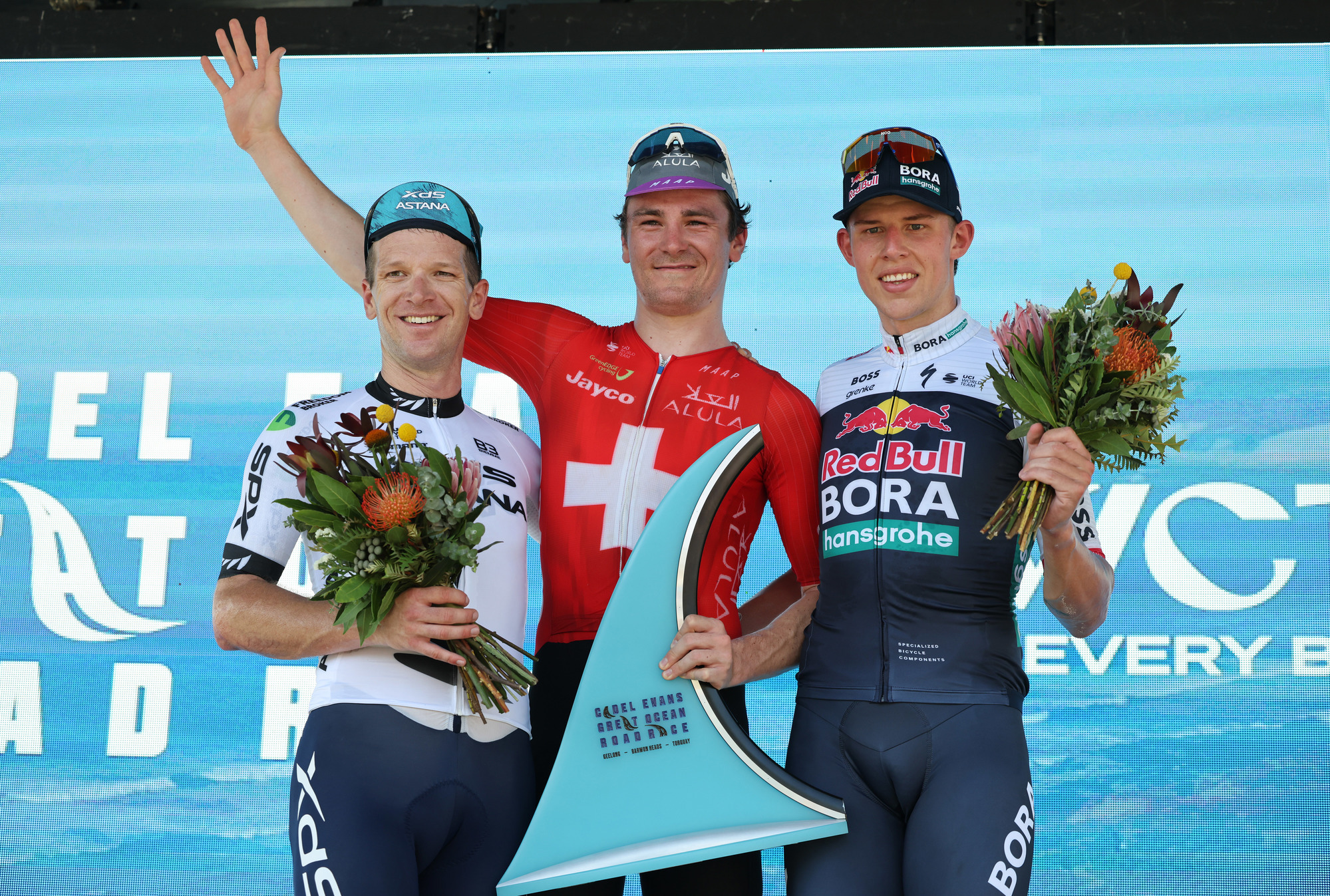 Surf Coast Classic Men 2025 - 4th Edition - Lorne - Torquay 157 km - 02/02/2025 - Aaron Gate (NZL - XDS Astana Team) - Mauro Schmid (SUI - Team Jayco AlUla) - Laurence Pithie (NZl - Red Bull - BORA - hansgrohe) - photo Kei Tsuji/SprintCyclingAgency©2025