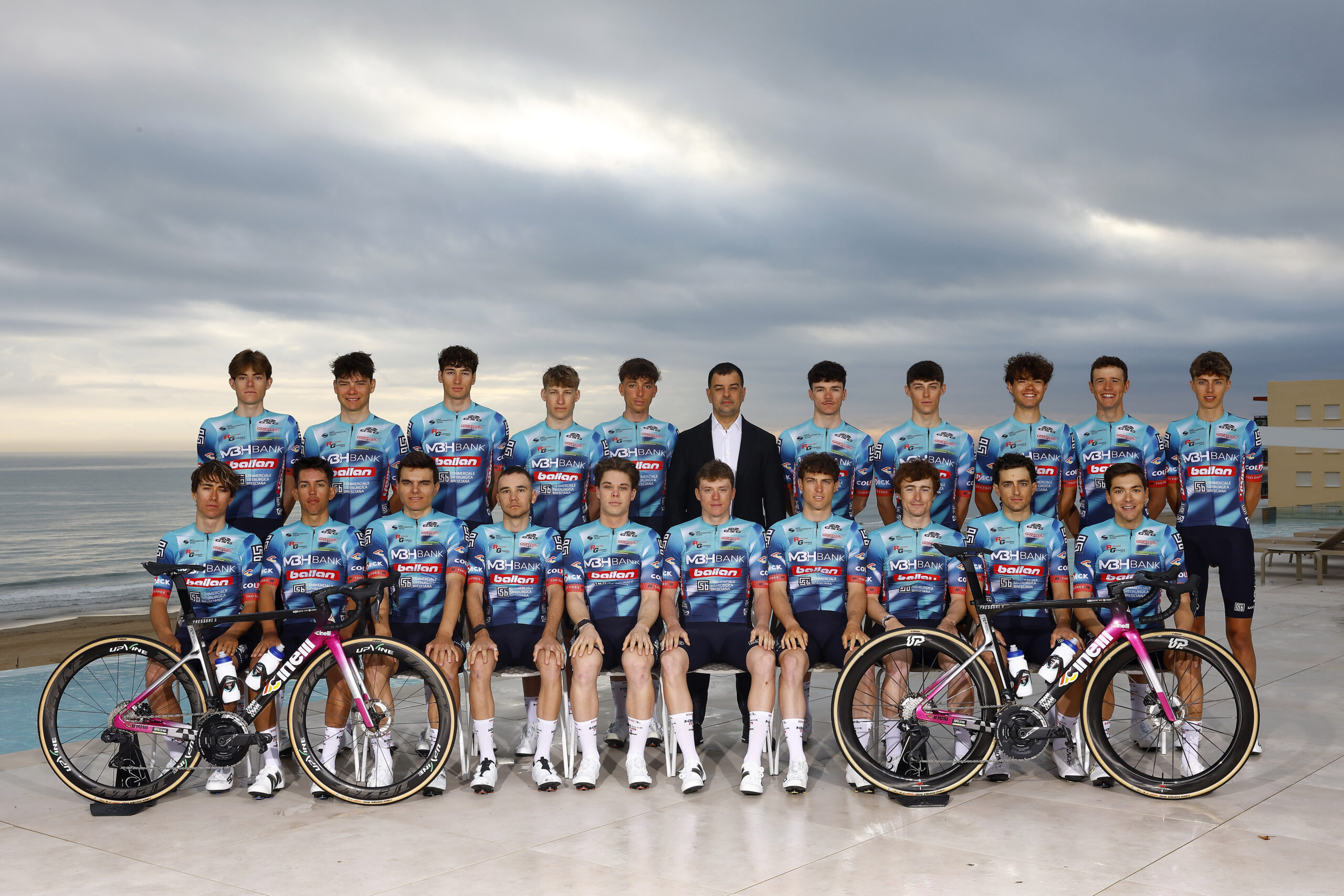 Gabor Deak con la formazione 2025.