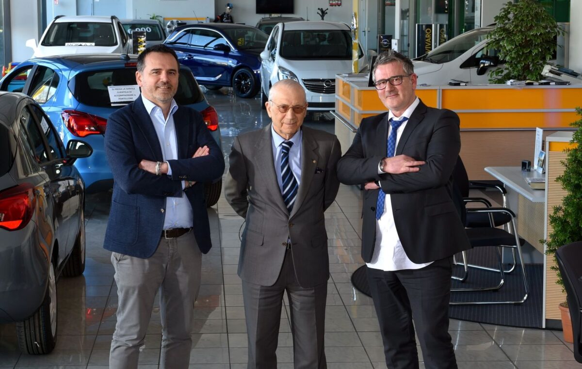 Al centro Fausto Vighini con i figli Andrea e Nicola - Foto Rodella