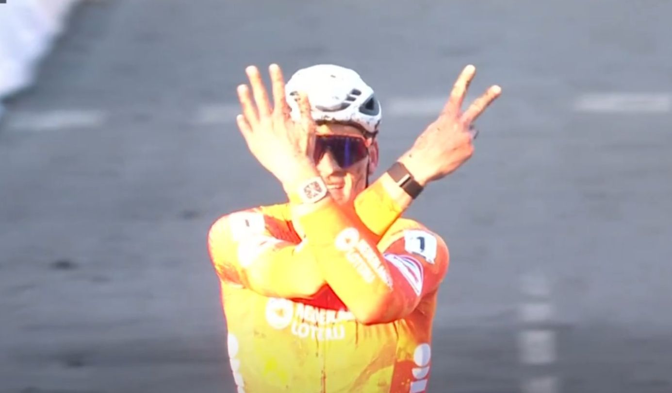 Mathieu Van der Poel indossa la sua settima maglia iridata