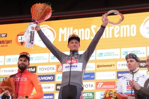 Milano-Sanremo. Van der Poel vince LaPresse