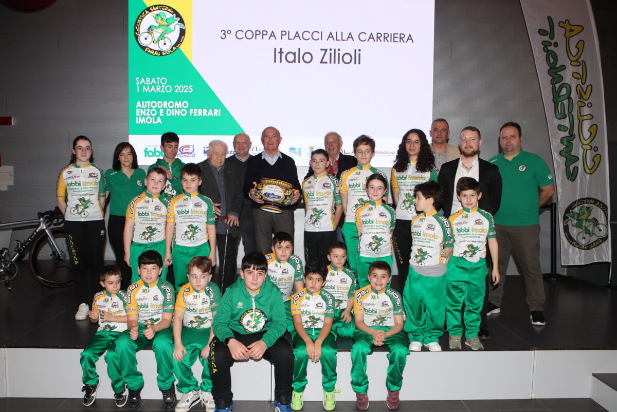 Un altro pomeriggio di ciclismo è andato in scena all’Autodromo Enzo e Dino Ferrari di Imola. Sabato 1 marzo, la presentazione della società sportiva giovanile Ciclistica Santerno Fabbi Imola, attiva dal 1995, che si presenta ai nastri di partenza del 2025 con venti giovani ciclisti dai 6 ai 14 anni, con 15 Giovanissimi e 5 Esordienti. Una occasione in cui la Ciclistica Santerno Fabbi Imola ha potuto anche celebrare tanti protagonisti dei suoi primi trent'anni, tra cui Ilario Rossi, Giocondo Fabbi, Mirko Fabbi, Valter Dosi, Andrea Dosi, Luca Martelli e tutti i volontari che contribuiscono all'attività dell'associazione. Tra gli ospiti istituzionali della giornata, il sindaco di Imola Marco Panieri, il direttore dell'Autodromo Pietro Benvenuti, il vicepresidente del comitato regionale FCI Alessandro Spada, il presidente provinciale FCI Antonio Ussia e altre personalità del mondo del ciclismo. Tra i momenti della giornata, la premiazione della 3° Coppa Placci alla Carriera a Italo Zilioli, che ha raccontato aneddoti della sua storia ciclistica, della Coppa Placci vinta nel 1973 con la maglia della Dreherforte a forti tinte imolesi, oltre a salutare la stagione agonistica di Giovanissimi ed Esordienti della Santerno Fabbi con argomentazioni ben auspicanti e frutto della propria esperienza ciclistica. A salutare la grande carriera di un importante ciclista e uomo di spessore come Italo Zilioli, anche tanti ex ciclisti professionisti, massaggiatori e ex ciclisti professionisti, massaggiatori e meccanici del team Dreherforte, tra cui Battista Babini, Gino Cavalcanti, Primo Franchini, Renato Laghi, Mauro Landini, Romano Piancastelli, Luigi Sarti e Gilberto Vendemiati. La società sportiva gialloverde, fondata dal primo presidente Ilario Rossi, seguito poi da Luca Martelli, e dal 2023 presieduta da Luca Medri, ha presentato i suoi team per la nuova stagione e lo staff che comporrà il direttivo e lo staff tecnico. È stata anche occasione per ricordare altri importanti appuntamenti organizzativi nel corso della stagione, tra cui il Gran Premio Fabbi Imola che si disputerà sabato 30 e domenica 31 agosto 2025. Il premio ricevuto da Italo Zilioli, assegnato in precedenza anche a Marino Amadori e Davide Cassani, è stato ideato dalla Santerno Fabbi insieme alla Fondazione Luciano Pezzi (l’idea viene da Fausto Pezzi, figlio di Luciano). Un premio apprezzato e validato già dalla prima edizione del 2023, nel centesimo anniversario dalla prima Coppa Placci, dai soggetti imolesi storicamente coinvolti nella corsa professionistica organizzata dall’Us Imolese, da Nino Ceroni a Virgilio Rossi e Edore Campagnoli, fino a Marco Selleri, presidente della Nuova Ciclistica Placci 2013. In sala stampa dell’Autodromo i partecipanti hanno trovato anche una mostra di bici curata da Walter Dosi e Fausto Pezzi relativa in particolare agli anni di attività del team Dreherforte.