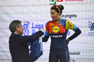 (La maglia blu di leader premiata dal Presidente di Lega Roberto Pella . Photo Sprint Agency)