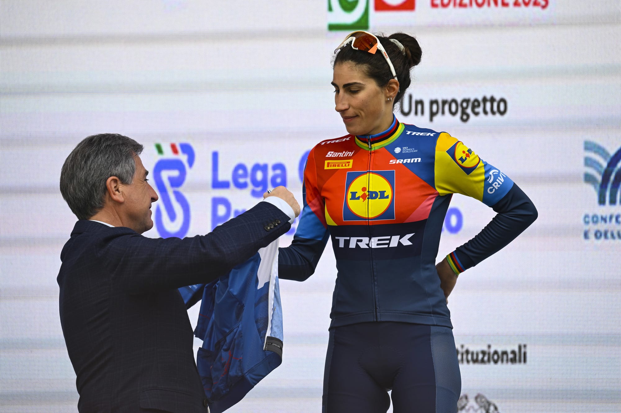 (La maglia blu di leader premiata dal Presidente di Lega Roberto Pella . Photo Sprint Agency)