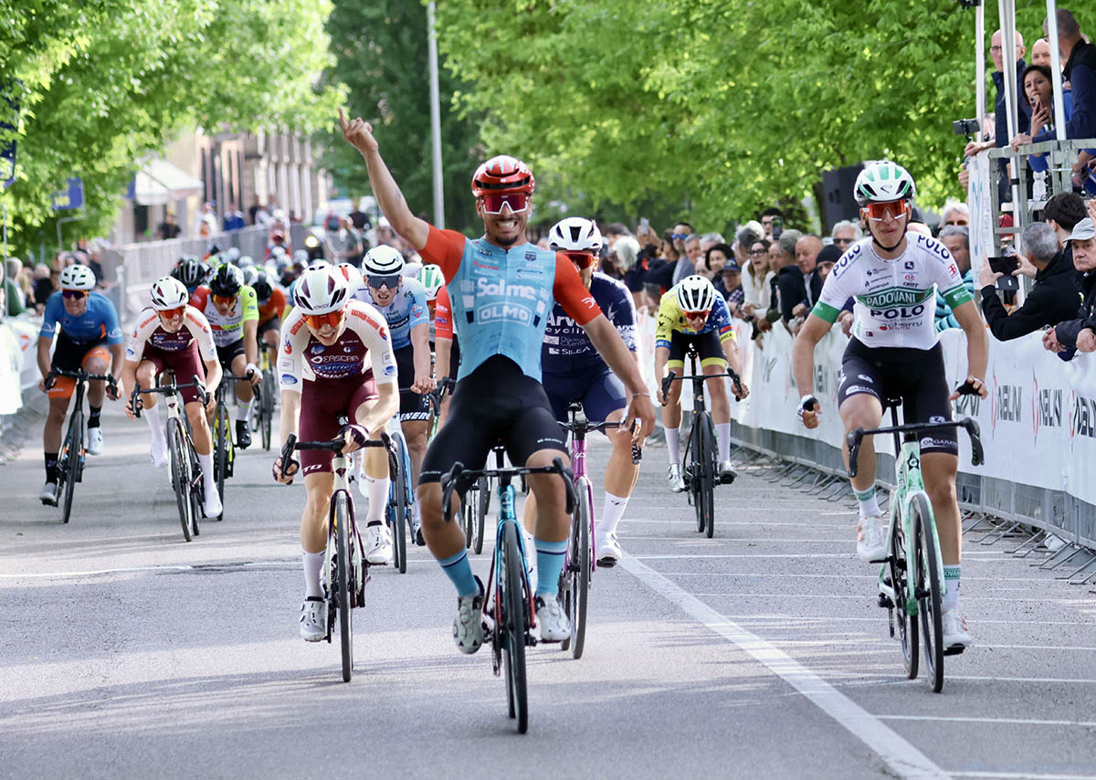 Lorenzo Anniballi vince il Memorial Vincenzo Mantovani 2025 (foto Photobicicailotto)