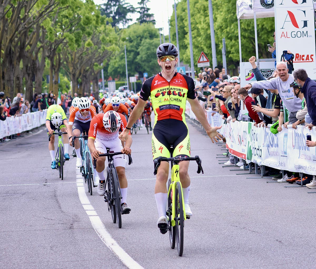 Francesco Baruzzi vince a Camignone (foto Photobicicailotto)